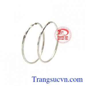 Hoa tai bạc cá tính được thiết kế kiểu dáng hợp với xu hướng mang lại vẻ thời trang cho phái đẹp.