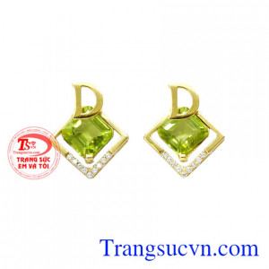 Hoa tai Peridot chữ D được chế tác theo kiểu dáng mới lạ và sẽ khiến các nàng nổi bật hơn trong đám đông.