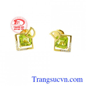 Vàng màu kết hợp cùng chút màu xanh của viên Peridot facet tạo ra một đôi hoa tai tuyệt mĩ khiến bao cô gái mong muốn có được.