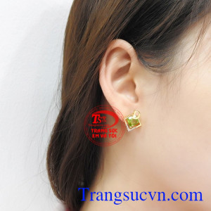 Hoa tai Peridot chữ D vàng 14k sự lựa chọn dành cho bạn.