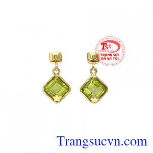 Hoa tai Peridot duyên dáng được chế tác hài hòa giữa vàng màu 14k và đá Peridot thiên nhiên.
