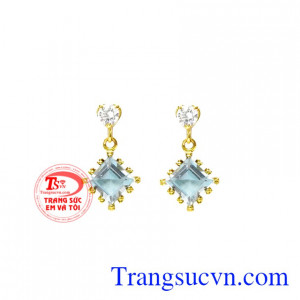 Hoa tai Topaz nữ tính được chế tác tinh xảo với điểm nhấn là viên Topaz trong suốt tạo nét thu hút.