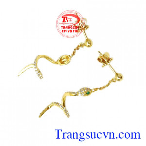 Với thiết kế độc đáo hình rắn mang lại phong cách uyển chuyển, cá tính cho phái đẹp