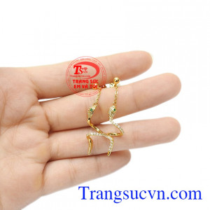 Đôi hoa tai chế tác độc đáo dễ dàng kết hợp với nhiều kiểu trang phục tạo nên nét riêng thu hút ánh nhìn