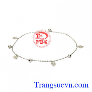 Lắc chân vàng trắng thanh mảnh được nhập khẩu từ Korea với từng đường nét tỉ mỉ, công phu.