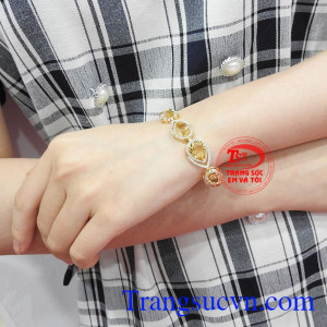 Ngoài ra, thạch anh vàng còn có tác dụng chữa bệnh, cải thiện trí thông minh, trí tuệ và khả năng tập trung. Lắc tay thạch anh vàng thịnh vượng