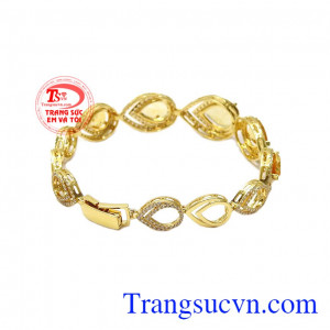 Lắc tay thạch anh vàng thịnh vượng thiết kế với kiểu dáng sang trọng, quý phái cho phái nữ luôn thu hút và quyến rũ. 