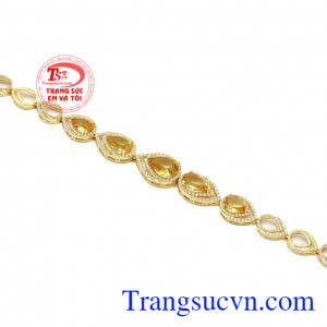 Sản phẩm là sự kết hợp giữa vàng tây 18k cùng đá thạch anh vàng thiên nhiên. Lắc tay thạch anh vàng thịnh vượng