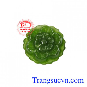 Mặt bông mai ngọc bích được chế tác tỉ mỉ từng đường nét sắc xảo tạo nên chiếc mặt dây xinh xắn.