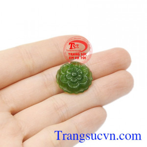 Mặt bông mai ngọc bích phù hợp cho những người mang mệnh Mộc và mệnh Hỏa.