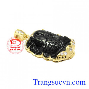 Mặt cá chép ngậm ngọc tài lộc được chế tác từ vàng tây 14k cùng đá tourmalin thiên nhiên.