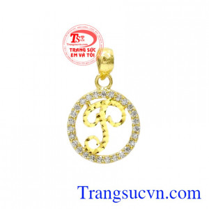 Mặt dây chữ P xinh xắn được thiết kế cầu kỳ cùng các đường nét phay bắt sáng tạo nên một sản phẩm vô cùng nổi bật.