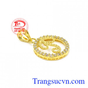 Mặt dây chữ hiện đang là xu hướng được giới trẻ hiện nay rất ưa chuộng.