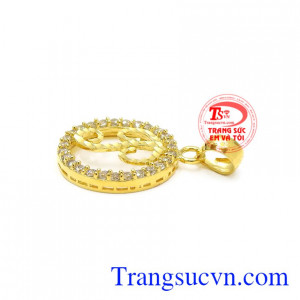 Sản phẩm được chế tác không quá rườm rà nhưng vẫn khiến cho người đeo trở nên thu hút hơn trong đám đông.