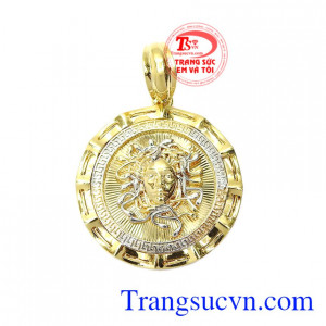 Mặt dây Medusa huyền thoại được lấy cảm hứng từ truyền thuyết thần thoại Hy Lạp.