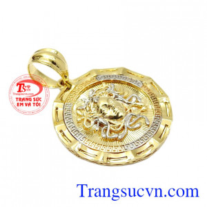 Medusa là một cô gái sở hữu nhan sắc xinh đẹp, mái tóc bồng bềnh khiến bao người mê.