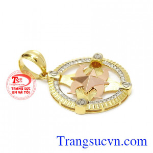 Mặt dây chuyền kết hợp cùng dây chuyền vàng mang đến phong thái của người đàn ông trưởng thành.