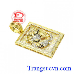 Sản phẩm là sự kết hợp hài hòa giữa vàng trắng và vàng màu, đính kết các viên đá lấp lánh tạo điểm nổi bật.