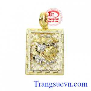 Mặt dây nam dũng mãnh được chế tác tinh xảo hình tượng hổ mạnh mẽ, chạm khắc công phu.