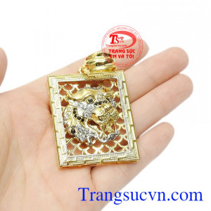 Mặt dây dễ kết hợp cùng nhiều kiểu trang phục.