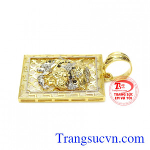 Nếu kết hợp cùng dây chuyền vàng làm toát lên phong thái của người đàn ông nam tính, hợp thời trang.