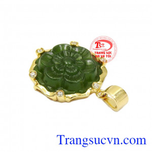Viên đá được chạm khắc hình bông hoa cho phái đẹp càng thêm xinh đẹp. Mặt dây nephrite rực rỡ