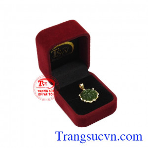 Mặt dây nephrite rực rỡ phù hợp với nhiều kiểu trang phục.