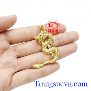 Ngoài ra, rồng còn là biểu trưng cho sự tốt đẹp, giải trừ tà khí mang lại vận may và thịnh vượng. Mặt dây rồng uy phong