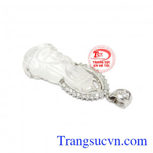 Các chi tiết vàng kết hợp cùng đá cz tạo điểm nhấn để mặt phật thạch anh càng tỏa sáng hơn. Mặt dây thạch anh phật bà đẹp