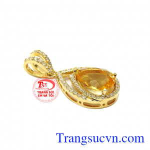 Mặt dây thạch anh vàng thịnh vượng mang phong cách sang trọng và quý phái.