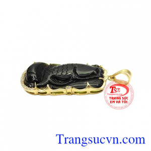 Đá tourmalin thiên nhiên được chạm khắc tinh xảo theo hình cá chép ngậm ngọc - biểu tượng của tài lộc và may mắn. Mặt dây tourmalin cát khí