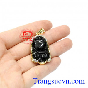 Đá tourmalin có tác dụng trong việc nâng cao hệ miễn dịch cho người dùng. Mặt dây tourmalin sang trọng