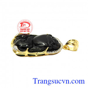 Sản phẩm kết hợp vàng tây 10k cùng đá tourmalin thiên nhiên vừa sang trọng quý phái, vừa hợp mệnh. Mặt dây tourmalin sang trọng