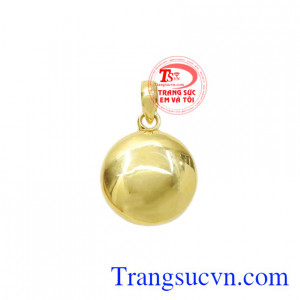 Mặt dây tròn độc đáo được thiết kế công phu, kiểu dáng mới lạ.