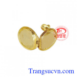 Sản phẩm kết hợp cùng với dây chuyền vàng mang lại phong cách thời trang cho người đeo.