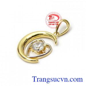 Một sợi dây chuyền sẽ không thể thiếu mặt dây chuyền vàng xinh xắn giúp các cô nàng nổi bật hơn giữa đám đông