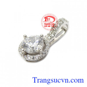 Vì vậy, Mặt dây gắn đá CZ lấp lánh kết hợp với sợi dây chuyền vàng trắng nhỏ xinh sẽ tạo nên phong cách riêng cho các cô nàng hiện đại