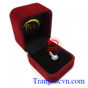 Mặt dây chuyền vàng trắng đính đá là mớn quà tặng đặc biệt ý nghĩa cho người bạn yêu thương