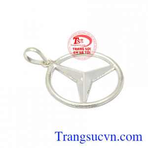 Sản phẩm có thể kết hợp cùng dây chuyền bạc tạo phong cách riêng biệt cho nam giới.