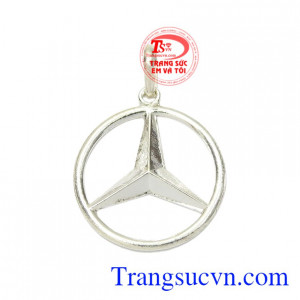 Mặt nam bạc thời thượng được chế tác theo biểu tượng nổi tiếng mang đến phong cách thời trang đặc biệt.