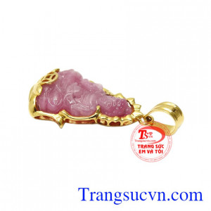 Sản phẩm kết hợp cùng đá quý Ruby thiên nhiên, từ xa xưa người ta tin rằng Ruby có nguồn năng lượng lớn làm tăng sức mạnh và trí nhớ cho con người.
