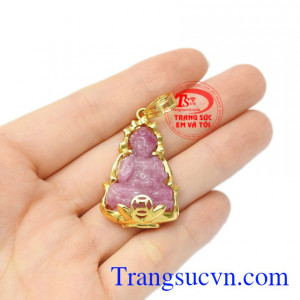 Mặt phật A Di Đà Ruby bình an phù hợp cho người mang mệnh Thổ và Hỏa.