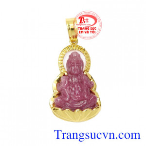 Mặt quan âm Ruby bình an được chạm khắc từng đường nét tỉ mỉ trên đá Ruby thiên nhiên và vàng 18k.