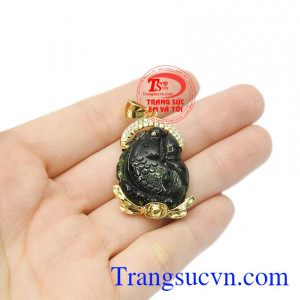 Chính nhờ vào những đặc điểm này mà các nhà thiết kế đã gửi gắm vào từng chi tiết trên sản phẩm mặt tourmalin cá chép ngậm ngọc. Mặt tourmalin cá chép ngậm ngọc