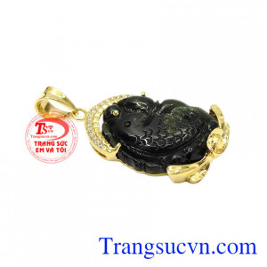 Mặt tourmalin cá chép ngậm ngọc mang lại may mắn và tài lộc. 
