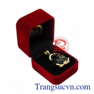 Sản phẩm hợp phong thủy, có giấy kiểm định đá quý. Mặt tourmalin cá chép ngậm ngọc