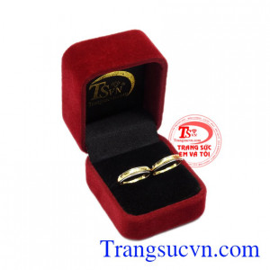 Nhẫn cưới vàng trơn hạnh phúc mang niềm hy vọng vào cuộc sống hôn nhân bền lâu.