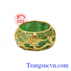 Nhẫn jadeite bọc vàng thịnh vượng luôn được các đáng mày râu yêu thích và lựa chọn. 