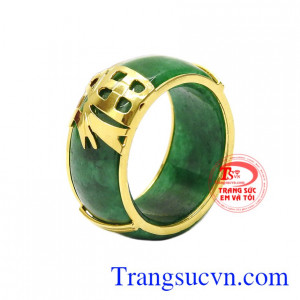 Nhẫn nam chữ Phúc cẩm thạch là sản phẩm mang đến may mắn, phúc lộc cho người đeo.