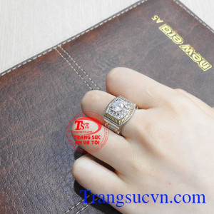 Sản phẩm phù hợp với nhiều kiểu trang phục, là điểm nhấn cho phái mạnh càng thêm tự tin và bản lĩnh. Nhẫn nam độc đáo vàng tây